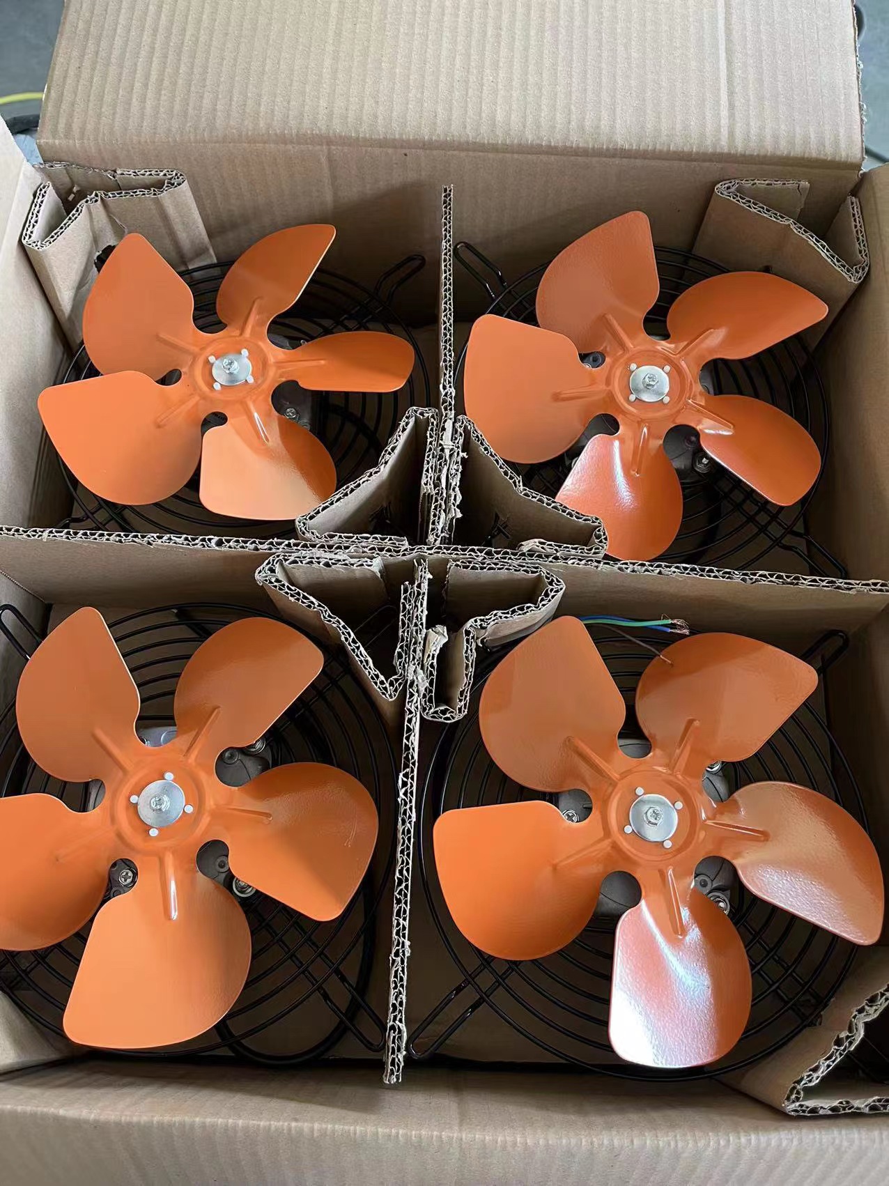 Szállítás: Kondenzátor ventilátor motor Spanyolországba